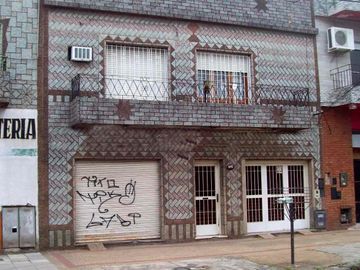 Casa en venta - 2 Dormitorios 2 Baños - Cochera - 200Mts2 - Lanús