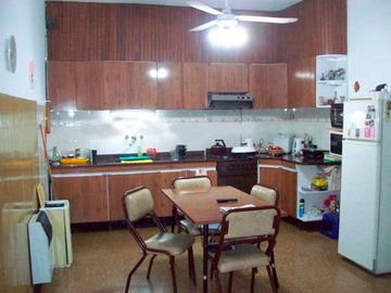 Casa en venta - 2 Dormitorios 2 Baños - Cochera - 200Mts2 - Lanús