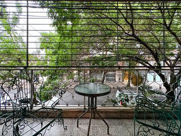 Casa de 6 dormitorios con pileta y 2 cocheras