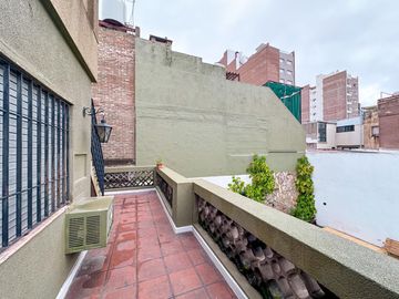 Casa de 6 dormitorios con pileta y 2 cocheras