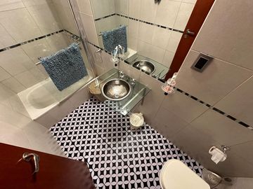 Casa de 6 dormitorios con pileta y 2 cocheras