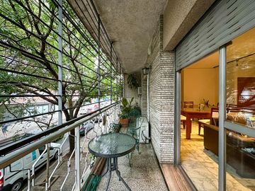 Casa de 6 dormitorios con pileta y 2 cocheras