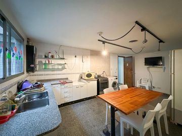 Casa de 6 dormitorios con pileta y 2 cocheras