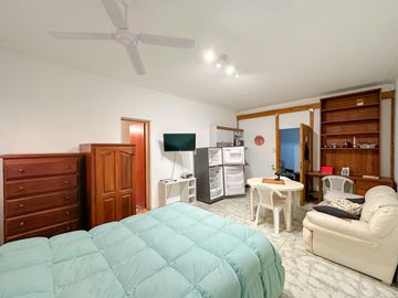 Casa de 6 dormitorios con pileta y 2 cocheras