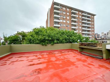 Casa de 6 dormitorios con pileta y 2 cocheras