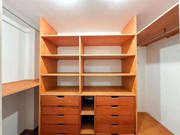 Casa de 6 dormitorios con pileta y 2 cocheras