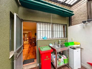 Casa de 6 dormitorios con pileta y 2 cocheras
