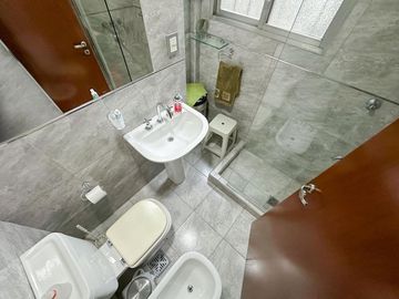 Casa de 6 dormitorios con pileta y 2 cocheras