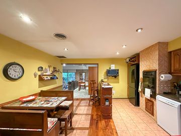 Casa de 6 dormitorios con pileta y 2 cocheras