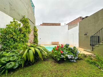 Casa de 6 dormitorios con pileta y 2 cocheras