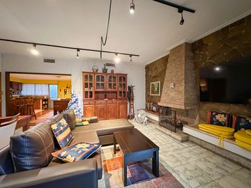 Casa de 6 dormitorios con pileta y 2 cocheras