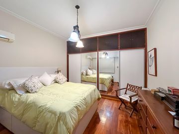 Casa de 6 dormitorios con pileta y 2 cocheras