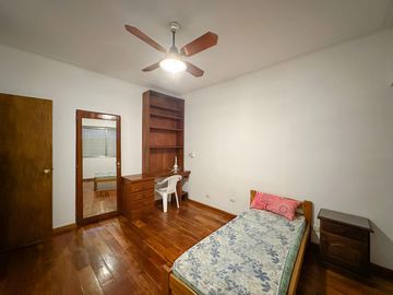 Casa de 6 dormitorios con pileta y 2 cocheras