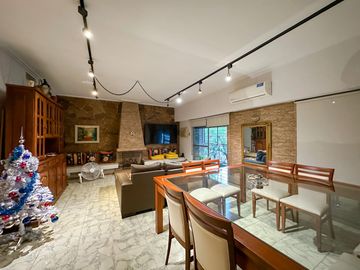 Casa de 6 dormitorios con pileta y 2 cocheras