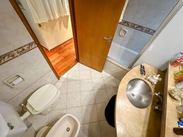 Casa de 6 dormitorios con pileta y 2 cocheras