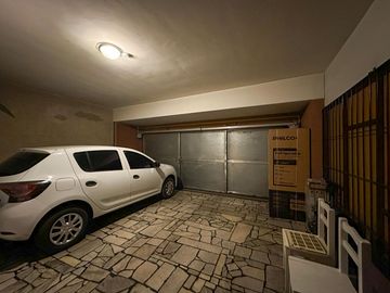 Casa de 6 dormitorios con pileta y 2 cocheras