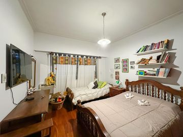 Casa de 6 dormitorios con pileta y 2 cocheras