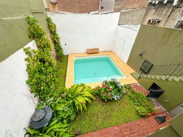 Casa de 6 dormitorios con pileta y 2 cocheras