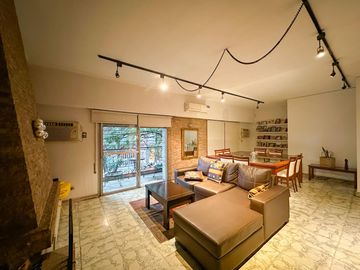 Casa de 6 dormitorios con pileta y 2 cocheras