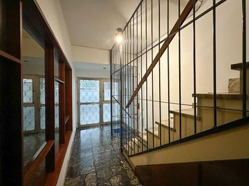 Casa de 6 dormitorios con pileta y 2 cocheras