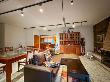 Casa de 6 dormitorios con pileta y 2 cocheras
