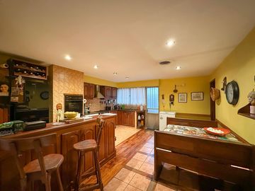 Casa de 6 dormitorios con pileta y 2 cocheras