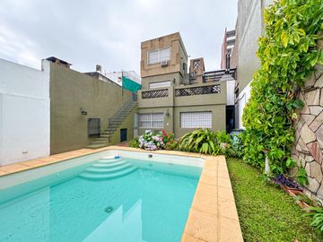 Casa de 6 dormitorios con pileta y 2 cocheras