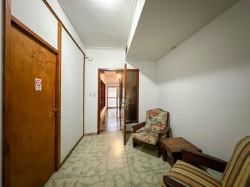 Casa de 6 dormitorios con pileta y 2 cocheras
