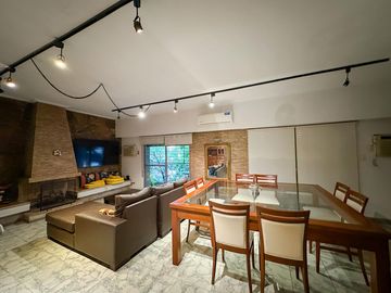 Casa de 6 dormitorios con pileta y 2 cocheras