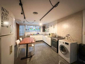 Casa de 6 dormitorios con pileta y 2 cocheras