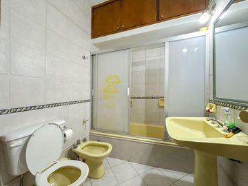 Casa de 6 dormitorios con pileta y 2 cocheras