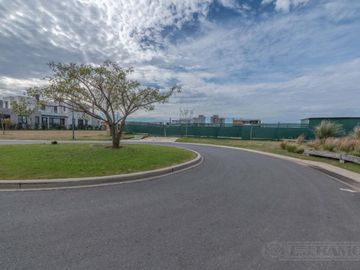Casa a estrenar a la laguna en venta en Virazon - Nordelta