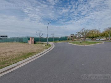 Casa a estrenar a la laguna en venta en Virazon - Nordelta