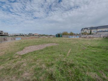 Casa a estrenar a la laguna en venta en Virazon - Nordelta