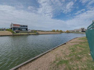 Casa a estrenar a la laguna en venta en Virazon - Nordelta