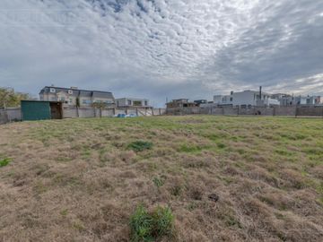 Casa a estrenar a la laguna en venta en Virazon - Nordelta