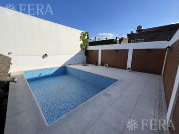 Venta casa 4 ambientes con galería, quincho y piscina en Sarandí