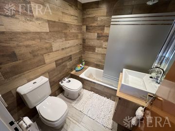 Venta casa 4 ambientes con galería, quincho y piscina en Sarandí