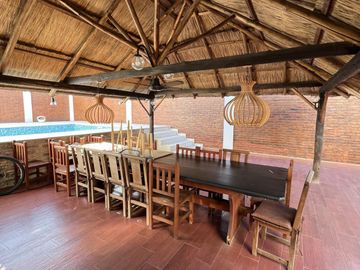 Venta casa 4 ambientes con galería, quincho y piscina en Sarandí