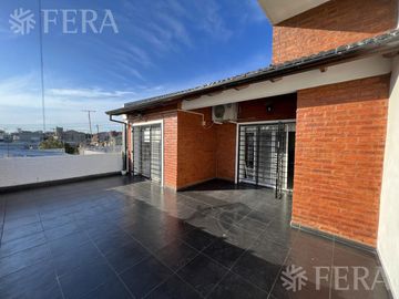 Venta casa 4 ambientes con galería, quincho y piscina en Sarandí