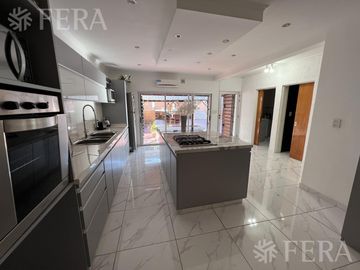 Venta casa 4 ambientes con galería, quincho y piscina en Sarandí