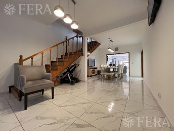 Venta casa 4 ambientes con galería, quincho y piscina en Sarandí