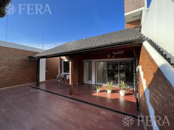 Venta casa 4 ambientes con galería, quincho y piscina en Sarandí
