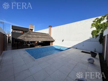 Venta casa 4 ambientes con galería, quincho y piscina en Sarandí
