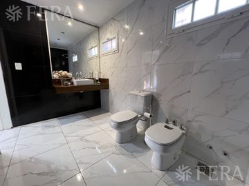 Venta casa 4 ambientes con galería, quincho y piscina en Sarandí