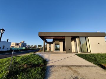 Casa en Santa Elisa Pilar del Este