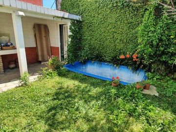 Propiedad Cuatro ambientes cercano a Bernal centro