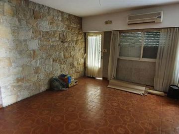 Propiedad Cuatro ambientes cercano a Bernal centro
