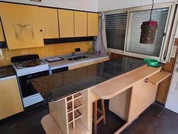 Propiedad Cuatro ambientes cercano a Bernal centro