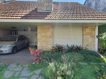 Propiedad Cuatro ambientes cercano a Bernal centro
